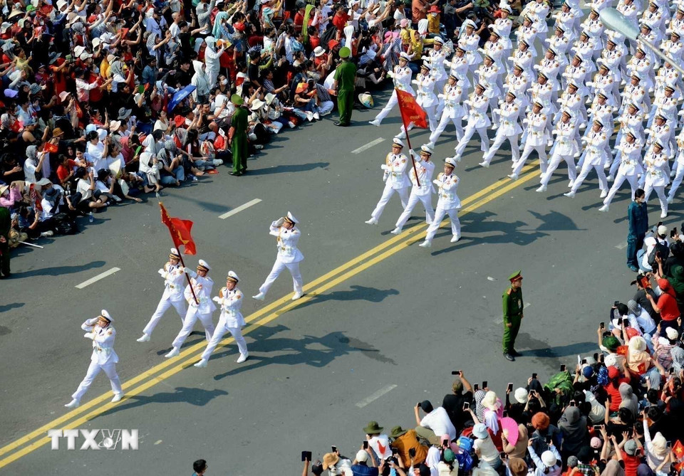 Màn diễu binh ấn tượng của các lực lượng quân đội, công an trên đường phố. (Ảnh: Mạnh Linh/TTXVN)