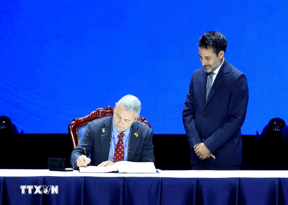 Đại sứ Vương quốc Bỉ tại Việt Nam Karl Van den Bossche ký Công ước của Liên hợp quốc về Chống tội phạm mạng. (Ảnh: Phương Hoa/TTXVN)