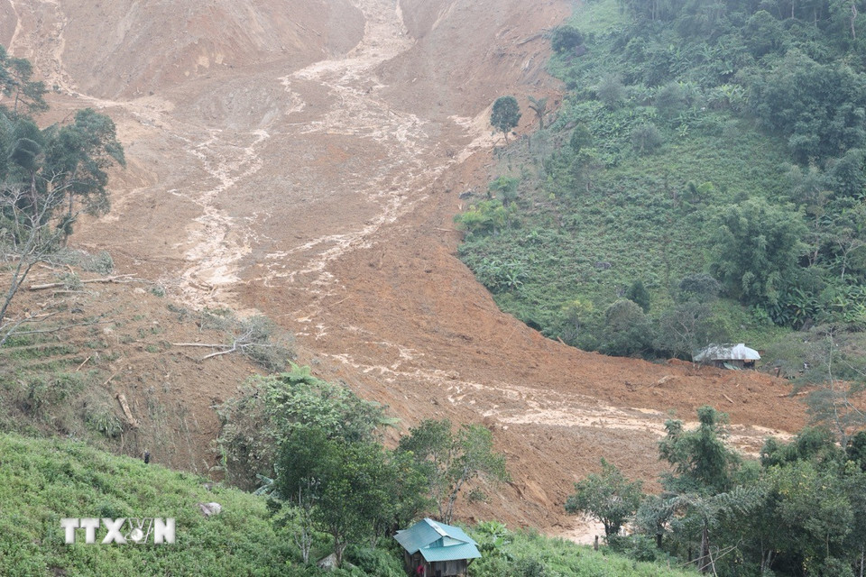 Sự kiện 4: Thiên tai khốc liệt, bất thường, vượt ngưỡng lịch sử. Trong ảnh: Hiện trường vụ sạt lở đặc biệt nghiêm trọng tại xã Hùng Sơn, thành phố Đà Nẵng làm 3 người nghi bị vùi lấp tử vong. (Ảnh: Anh Dũng/TTXVN)