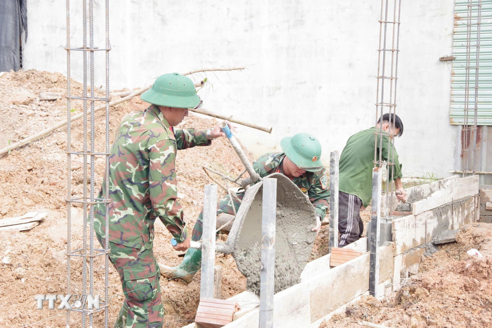 Lực lượng Trung đoàn 6, Bộ Chỉ huy Quân sự thành phố Huế giúp xã Khe Tre xây mới 3 nhà và sửa chữa 7 ngôi nhà. (Ảnh: Mai Trang/TTXVN)
