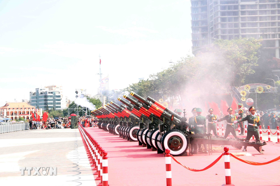 Sự kiện 3: Khơi dậy tình yêu Tổ quốc, khát vọng phát triển đất nước. Trong ảnh: Pháo lễ kỷ niệm 80 năm Cách mạng Tháng Tám thành công và Quốc khánh 2/9, 50 năm giải phóng miền Nam, thống nhất đất nước. (Ảnh: TTXVN)