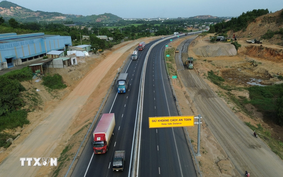 Cao tốc Túy Loan Hòa Liên vừa thi công vừa khai thác trên nền tuyến đường tránh Nam Hải Vân nên việc đảm an toàn giao thông trong quá trình thi công cực kỳ quan trọng, được chủ đầu tư và nhà thầu đắt lên hàng đầu. (Ảnh: Quốc Khánh/TTXVN)