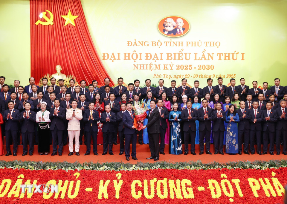 Chủ tịch nước Lương Cường trao Quyết định của Bộ Chính trị và tặng hoa chúc mừng Ban Chấp hành Đảng bộ tỉnh Phú Thọ nhiệm kỳ 2025- 2030. (Ảnh: Lâm Khánh/TTXVN)