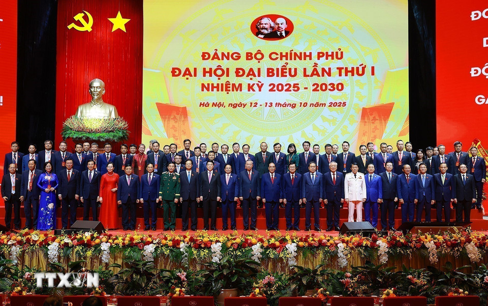 Sự kiện 2: Đảng xác định tự chủ chiến lược trong thời kỳ mới. Trong ảnh: Tổng Bí thư Tô Lâm cùng các đồng chí lãnh đạo Đảng và Nhà nước với các đại biểu dự Đại hội đại biểu Đảng bộ Chính phủ lần thứ nhất. (Ảnh: Dương Giang/TTXVN)