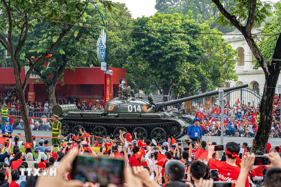 Các khối xe, pháo quân sự trên phố Hà Nội. (Ảnh: Phạm Tuấn Anh/TTXVN)