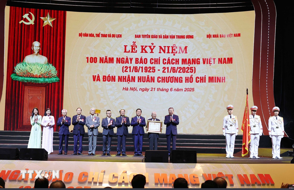 Sự kiện 10: 100 năm Báo chí Cách mạng Việt Nam. Trong ảnh: Tổng Bí thư Tô Lâm trao tặng Huân chương Hồ Chí Minh cho đội ngũ người làm báo. (Ảnh: Thống Nhất/TTXVN)