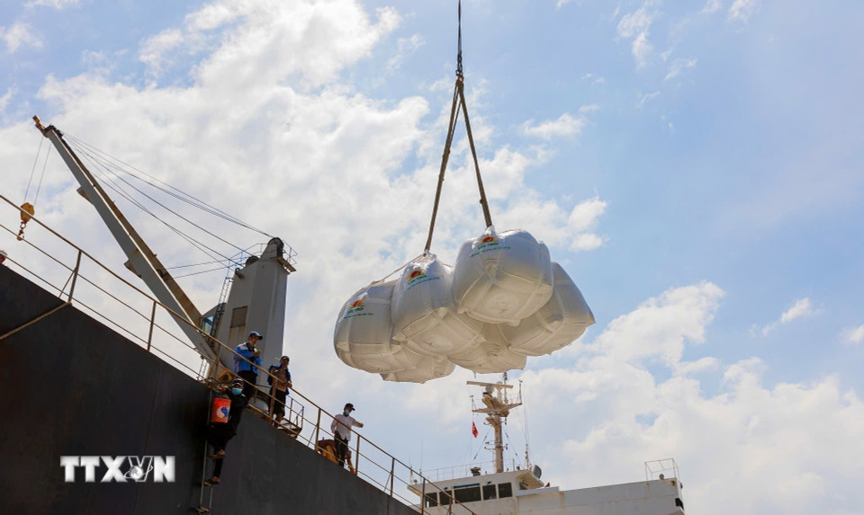 Gạo xuất khẩu của Công ty TNHH MTV Lương thực Thạo Sơn thuộc Công ty Cổ phần Tập đoàn Lộc Trời. Xuất khẩu là động lực tăng trưởng GDP hàng đầu của Việt Nam. (Ảnh: Công Mạo/TTXVN)