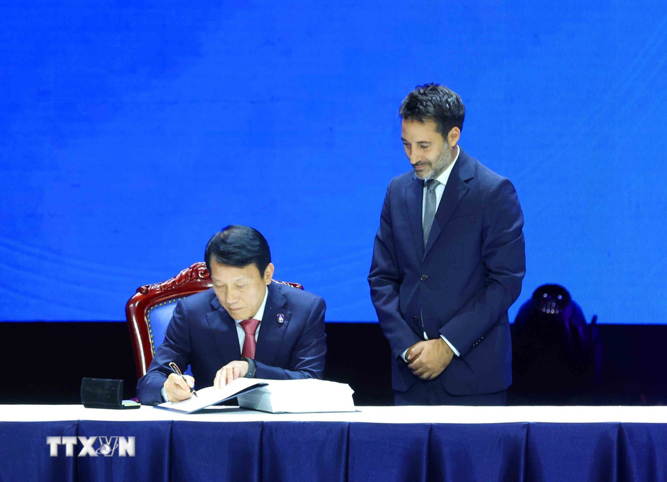 Bộ trưởng Bộ Công an Việt Nam Lương Tam Quang ký Công ước của Liên hợp quốc về Chống tội phạm mạng. (Ảnh: Phương Hoa/TTXVN)