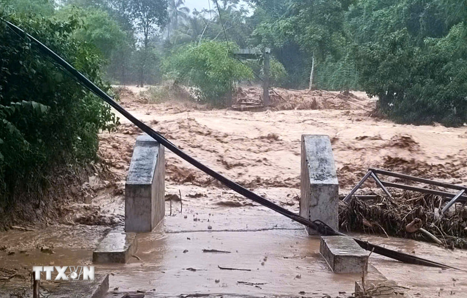Do ảnh hưởng bão số 3, cầu dân sinh vào bản Nhôn Mai, xã Nhôn Mai (Nghệ An) bị lũ cuốn trôi khiến 200 hộ dân bị cô lập. (Ảnh: TTXVN)