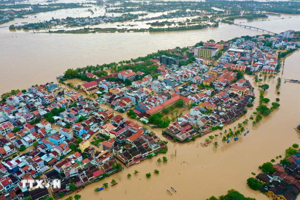 Nước lũ đổ về bao vây các khu dân cư ở Hội An. (Ảnh: Trần Lê Lâm/TTXVN)