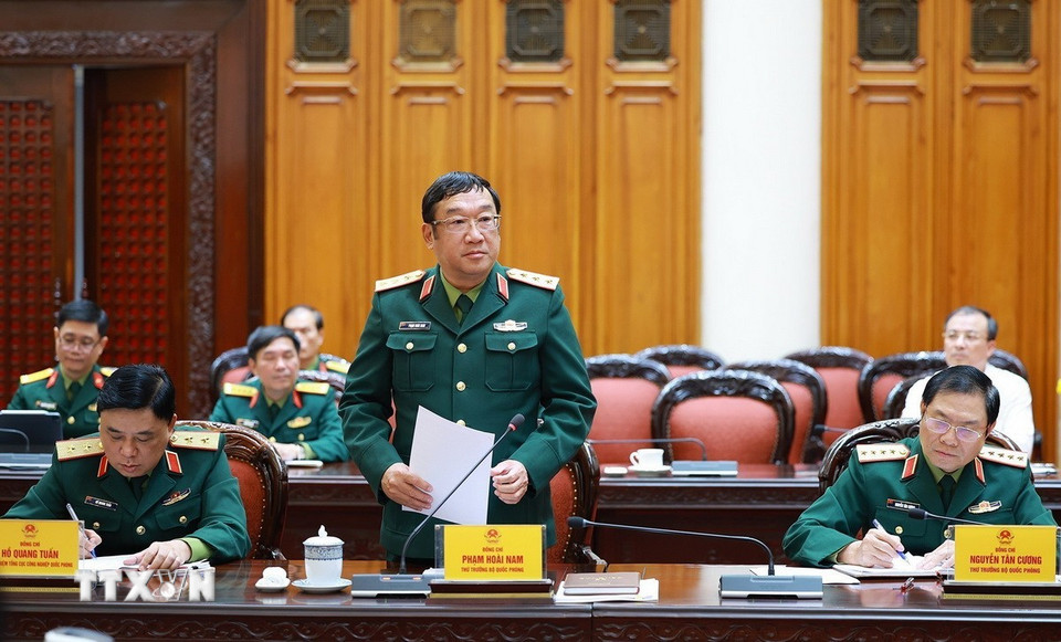 Thượng tướng Phạm Hoài Nam, Thứ trưởng Bộ quốc phòng báo cáo công tác nghiên cứu, sản xuất công nghiệp quốc phòng công nghệ cao năm 2025 và các nhiệm vụ trọng tâm năm 2026. (Ảnh: Dương Giang/TTXVN)