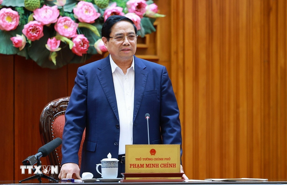 Thủ tướng Phạm Minh Chính làm việc với lãnh đạo Bộ Quốc phòng về phát triển công nghiệp quốc phòng. (Ảnh: Dương Giang/TTXVN)