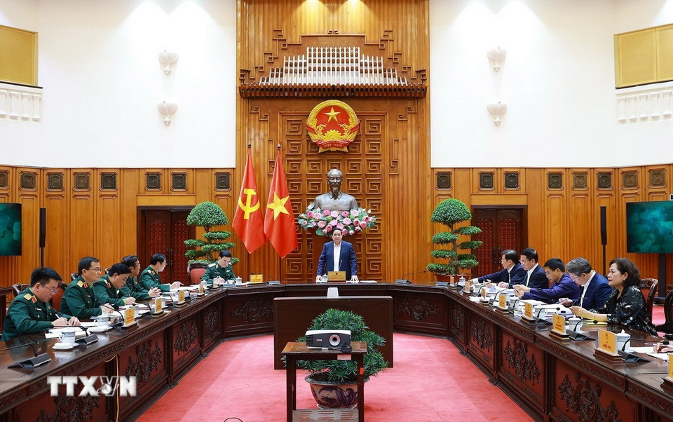 Thủ tướng Phạm Minh Chính làm việc với lãnh đạo Bộ Quốc phòng về phát triển công nghiệp quốc phòng. (Ảnh: Dương Giang/TTXVN)