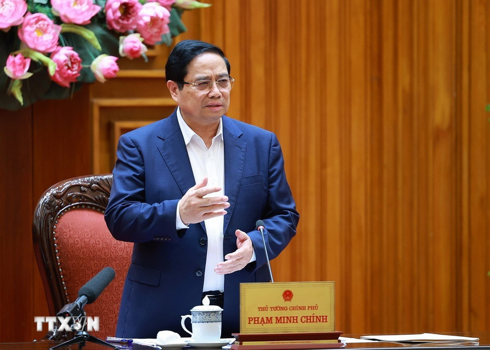 Thủ tướng Phạm Minh Chính làm việc với lãnh đạo Bộ Quốc phòng về phát triển công nghiệp quốc phòng. (Ảnh: Dương Giang/TTXVN)