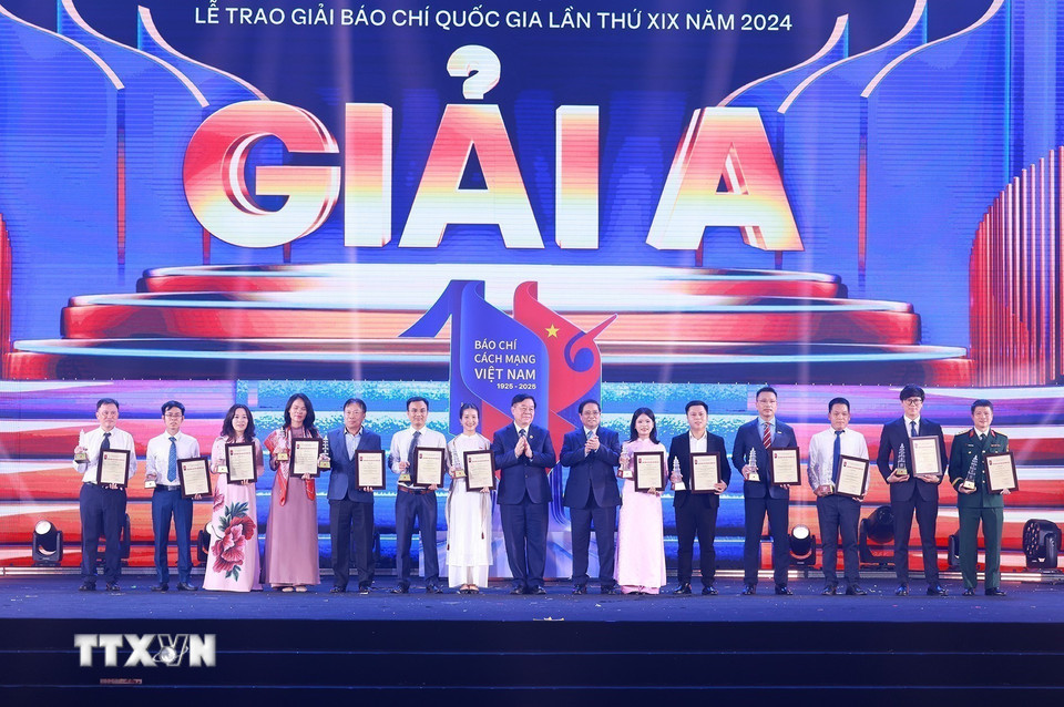 Thủ tướng Phạm Minh Chính và Trưởng ban Tuyên giáo và Dân vận Trung ương Nguyễn Trọng Nghĩa trao Giải A Giải Báo chí Quốc gia lần thứ XIX cho các tập thể và cá nhân. (Ảnh: Dương Giang/TTXVN)