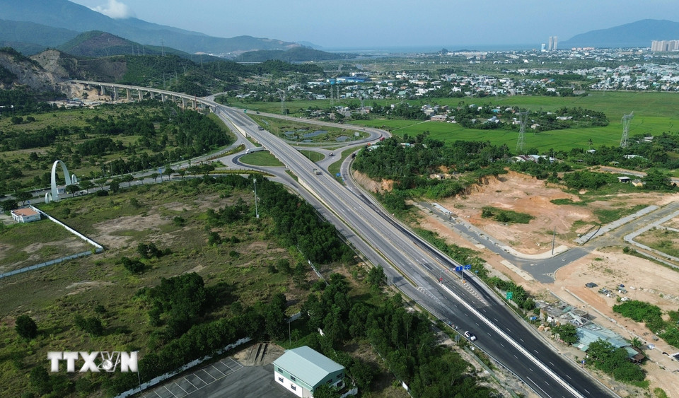 Khi dự án cao tốc Tuý Loan- Hòa Liên hoàn thành sẽ kết nối thông tuyến cao tốc Đà Nẵng-Quảng Ngãi với cao tốc Cam Lộ-La Sơn-Hoà Liên đã đưa vào khai thác, góp phần đẩy mạnh phát triển kinh tế-xã hội cho các địa phương từ tỉnh Quảng Trị đến tỉnh Quảng Ngãi. (Ảnh: Quốc Khánh/TTXVN)