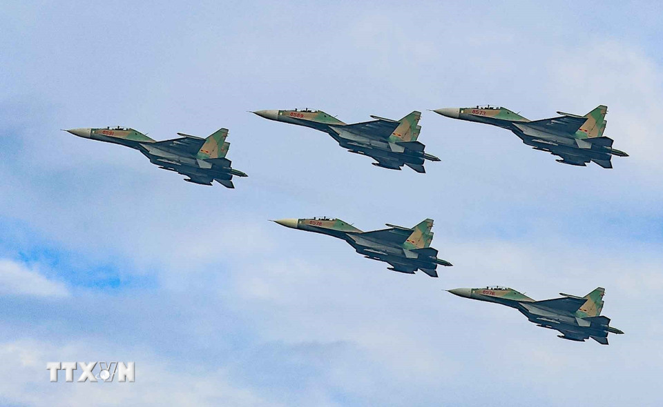 Màn trình diễn của máy bay tiêm kích Su-30MK2 trên bầu trời Hà Nội. (Ảnh: TTXVN)