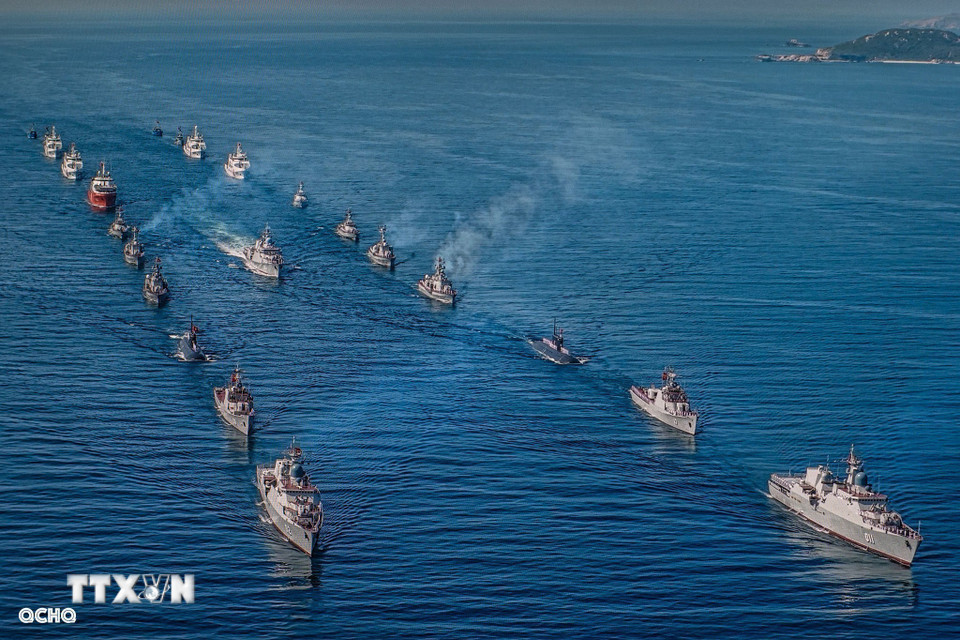 Tàu chỉ huy (giữa) đang duyệt đội hình diễu binh trên biển. (Ảnh: Quân chủng Hải quân/TTXVN phát)