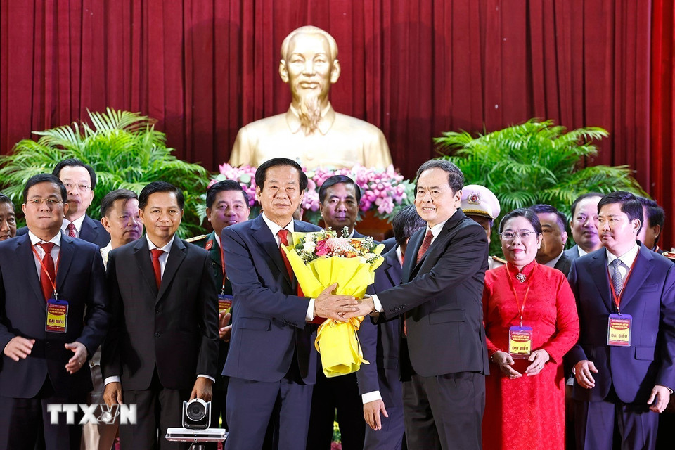 Chủ tịch Quốc hội Trần Thanh Mẫn chúc mừng đồng chí Đỗ Thanh Bình, Ủy viên Trung ương Đảng, Bí thư Thành uỷ Cần Thơ. (Ảnh: Doãn Tấn/TTXVN)