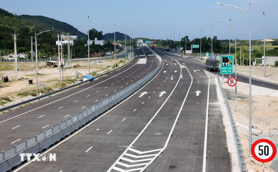 Sự kiện 9: Hoàn thành hơn 3.500 km đường bộ cao tốc. Cao tốc Vân Phong-Nha Trang trong giai đoạn phân kỳ tốc độ tối đa trên tuyến là 90km/h và tối thiểu là 60 km/h, có hai làn được phân chia bằng dải phân cách cứng. (Ảnh: Quốc Khánh/ TTXVN)