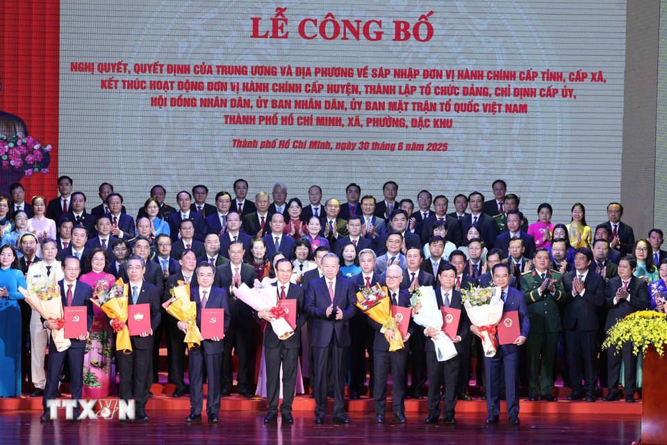 Tổng Bí thư Tô Lâm trao các nghị quyết, quyết định của Trung ương về việc sáp nhập đơn vị hành chính và thành lập tổ chức đảng, chỉ định cấp ủy, Hội đồng Nhân dân, Ủy ban Nhân dân, Ủy ban Mặt trận Tổ quốc Việt Nam của Thành phố Hồ Chí Minh. (Ảnh: Thống Nhất/TTXVN)