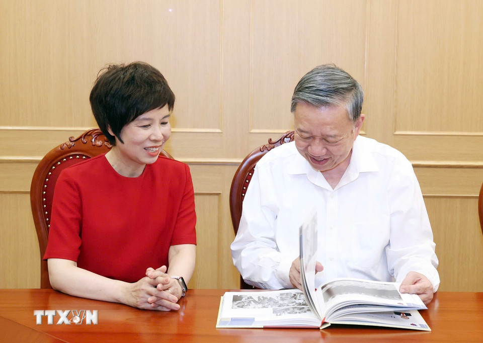 Tổng Bí thư Tô Lâm xem sách ảnh “100 năm Báo chí Cách mạng Việt Nam (1925-2025)”, do Nhà xuất bản Thông tấn biên soạn, xuất bản. (Ảnh: Thống Nhất/TTXVN)