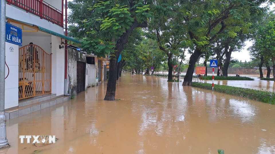 Ngập lụt trên đường Lê Huân, phường Phú Xuân, thành phố Huế sáng 30/10. (Ảnh: Nguyên Lý/TTXVN)