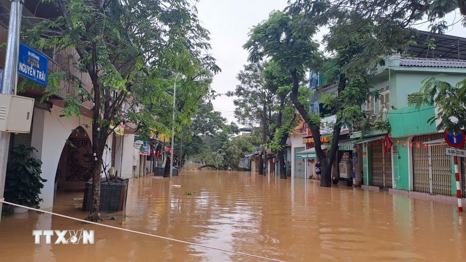 Ngập lụt trên đường Nguyễn Trãi, phường Phú Xuân, thành phố Huế sáng 30/10. (Ảnh: Nguyên Lý/TTXVN)