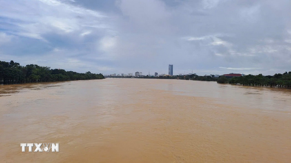 Lũ trên các sông tại Huế đang xuống dần. (Ảnh: Nguyên Lý/TTXVN)