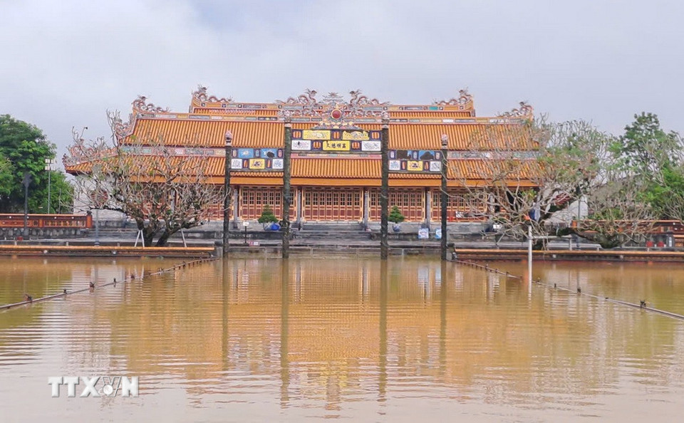 Ngập lụt trước Điện Thái Hòa thuộc Đại Nội Huế, thành phố Huế sáng 30/10. (Ảnh: Nguyên Lý/TTXVN)