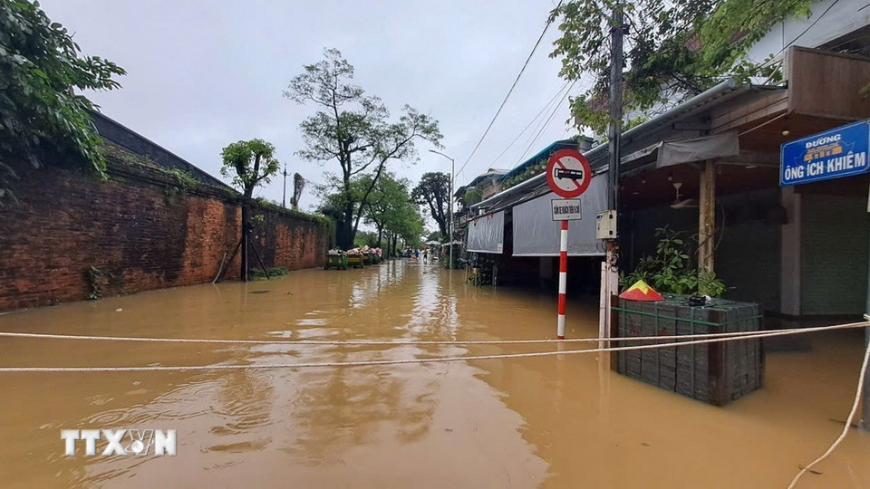 Ngập lụt trên đường Ông Ích Khiêm, phường Phú Xuân, thành phố Huế sáng 30/10. (Ảnh: Nguyên Lý/TTXVN)