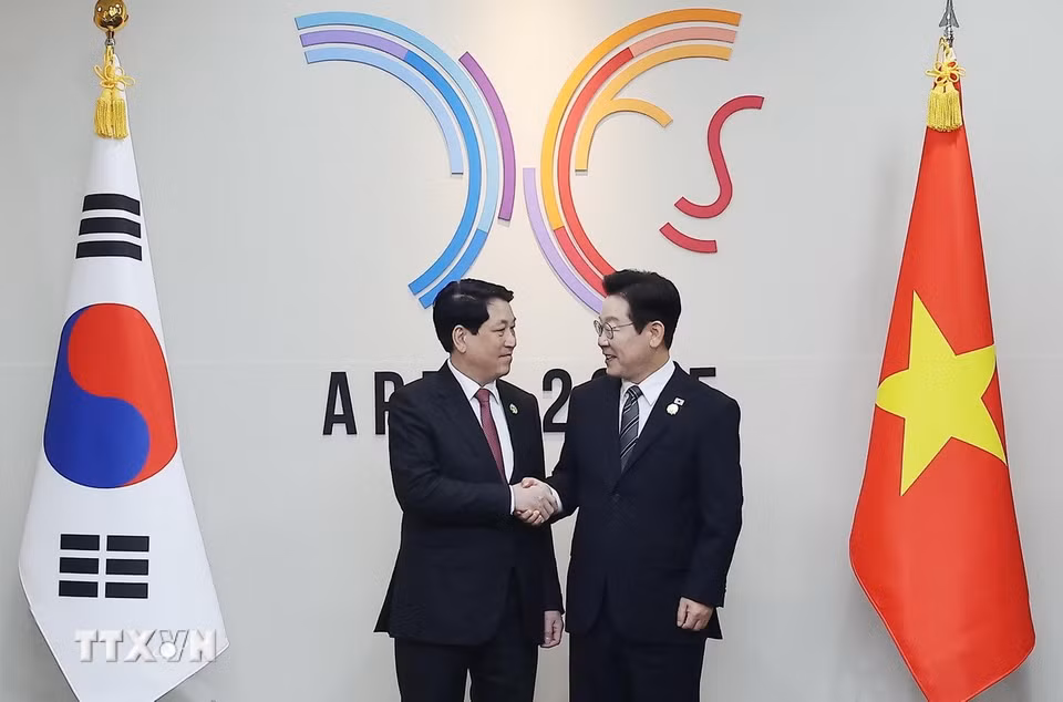 Chủ tịch nước Lương Cường hội đàm với Tổng thống Hàn Quốc Lee Jae Myung. (Ảnh: Lâm Khánh/TTXVN)