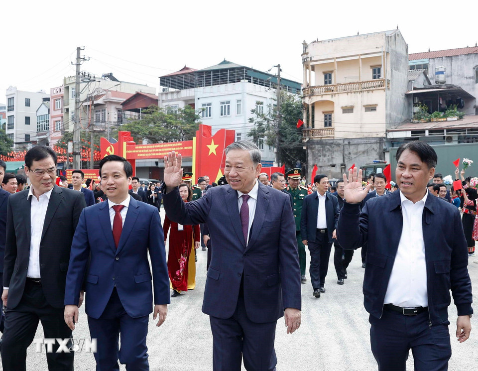 Tổng Bí thư Tô Lâm với nhân dân các dân tộc tỉnh Cao Bằng. (Ảnh: Thống Nhất/TTXVN)