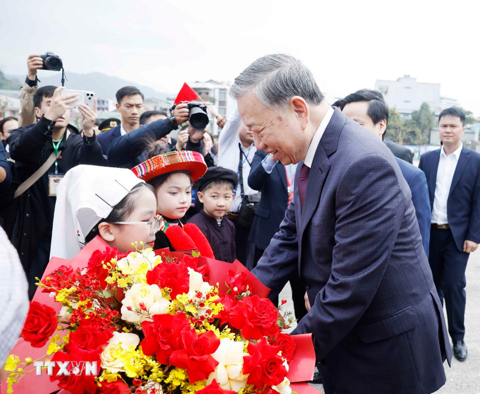 Các cháu thiếu nhi tỉnh Cao Bằng tặng hoa Tổng Bí thư Tô Lâm. (Ảnh: Thống Nhất/TTXVN)