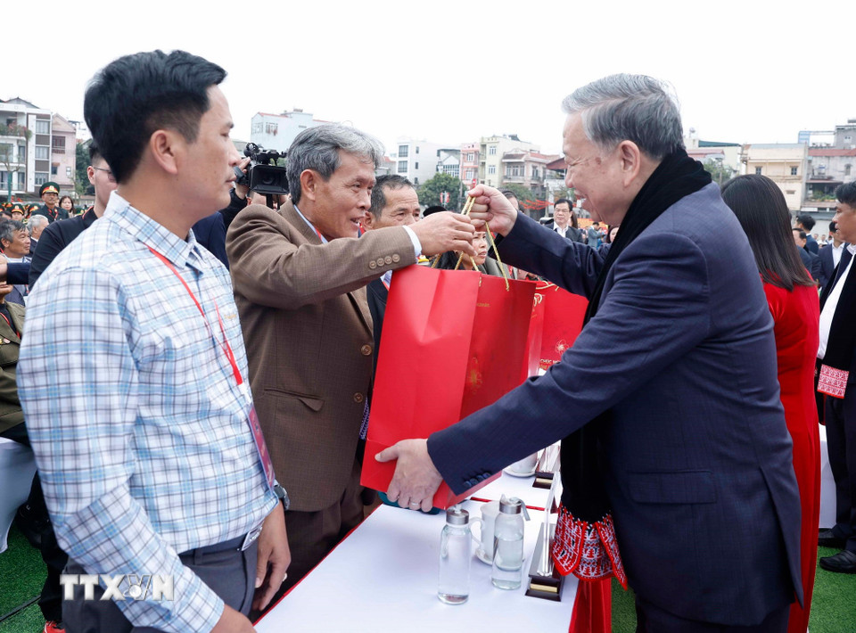 Tổng Bí thư Tô Lâm tặng quà cho nhân dân các dân tộc tỉnh Cao Bằng. (Ảnh: Thống Nhất/TTXVN)