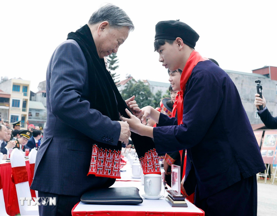 Học sinh tỉnh Cao Bằng tặng khăn Tổng Bí thư Tô Lâm. (Ảnh: Thống Nhất/TTXVN)