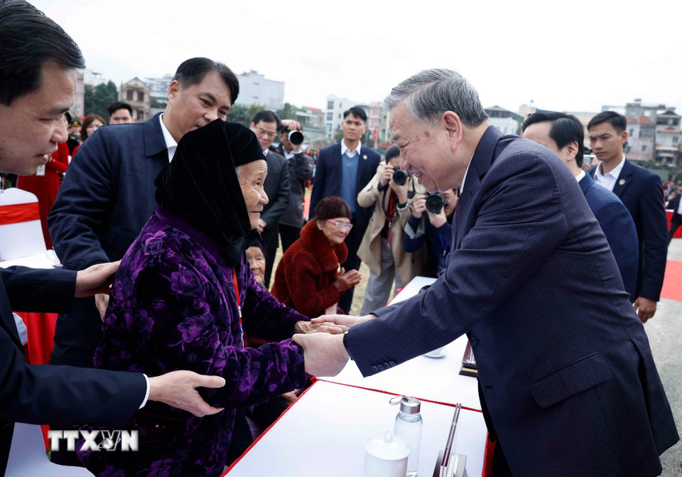 Tổng Bí thư Tô Lâm với nhân dân các dân tộc tỉnh Cao Bằng. (Ảnh: Thống Nhất/TTXVN)