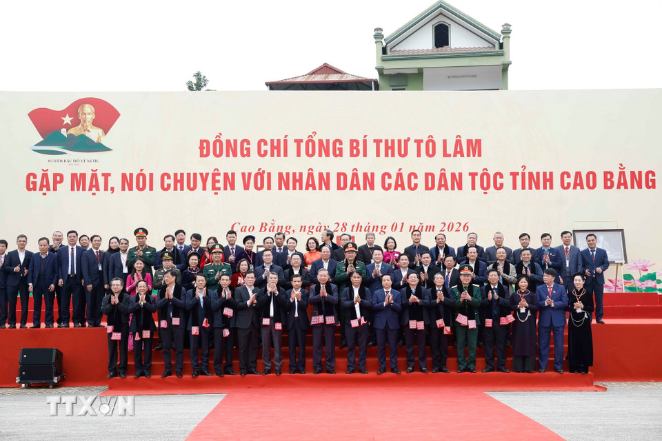 Tổng Bí thư Tô Lâm và đại biểu với nhân dân các dân tộc tỉnh Cao Bằng. (Ảnh: Thống Nhất/TTXVN)