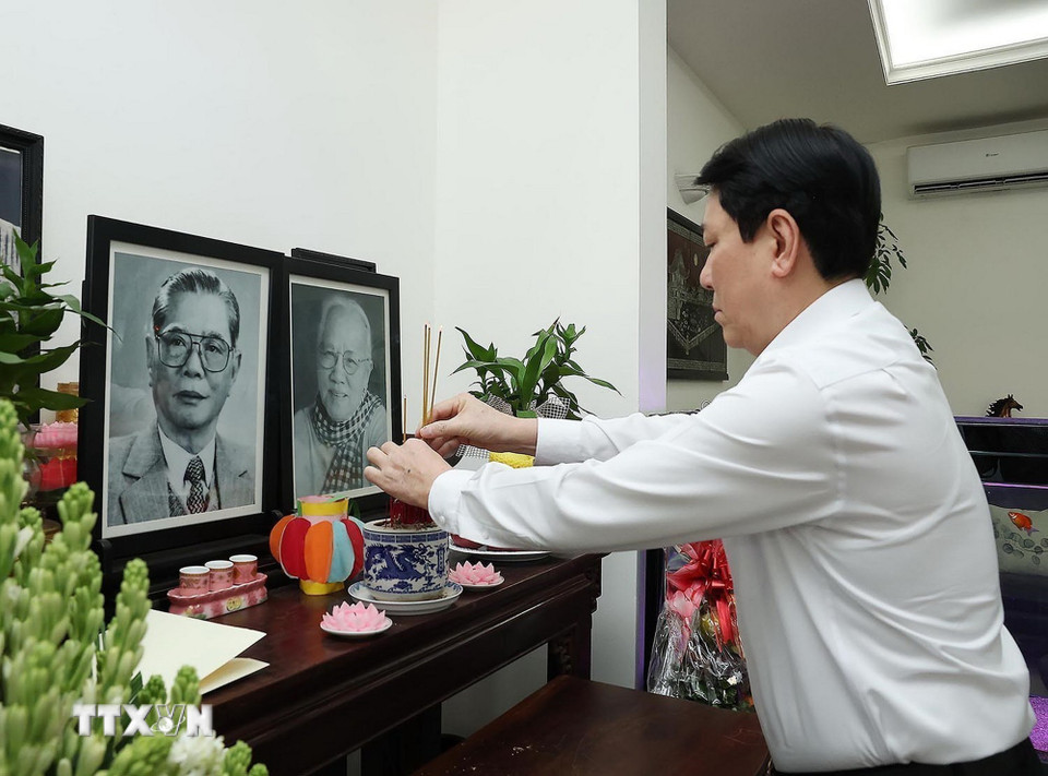 Chủ tịch nước Lương Cường dâng hương tưởng nhớ Tổng Bí thư Nguyễn Văn Linh. (Ảnh: Lâm Khánh/TTXVN)