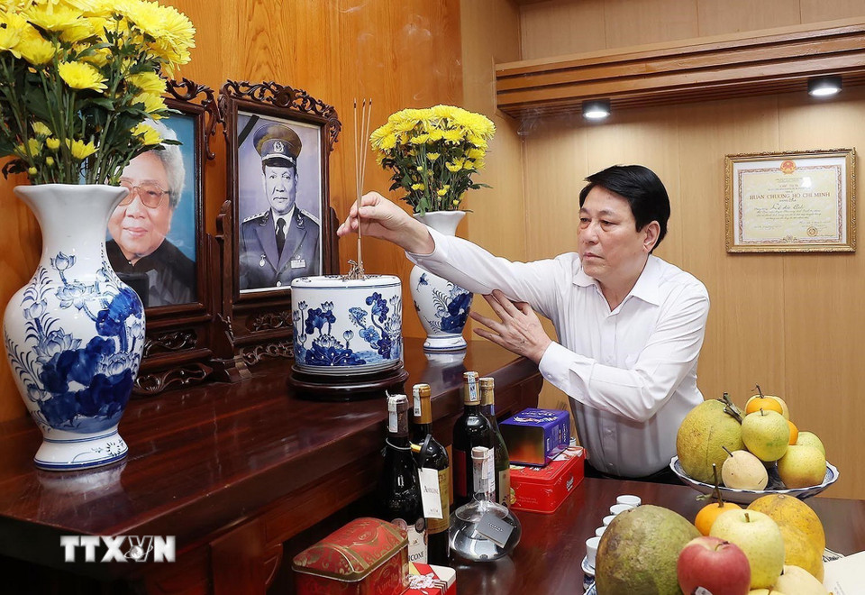 Chủ tịch nước Lương Cường dâng hương tưởng nhớ Chủ tịch nước Lê Đức Anh. (Ảnh: Lâm Khánh/TTXVN)