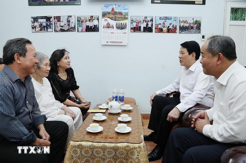 Chủ tịch nước Lương Cường thăm hỏi, chúc Tết thân nhân Chủ tịch Hội đồng Nhà nước Võ Chí Công. (Ảnh: Lâm Khánh/TTXVN)