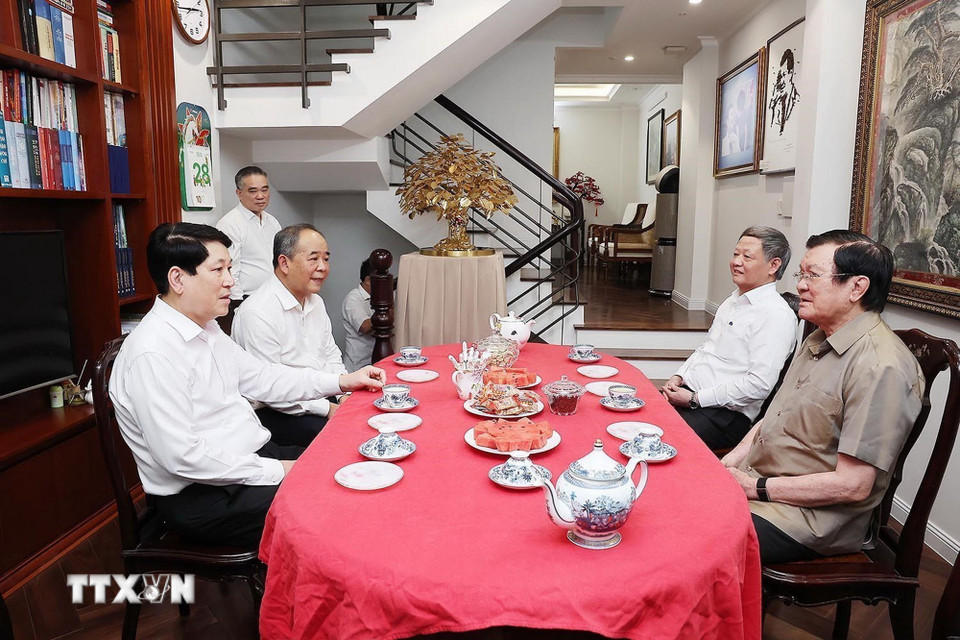 Chủ tịch nước Lương Cường thăm hỏi, chúc Tết nguyên Chủ tịch nước Trương Tấn Sang. (Ảnh: Lâm Khánh/TTXVN)