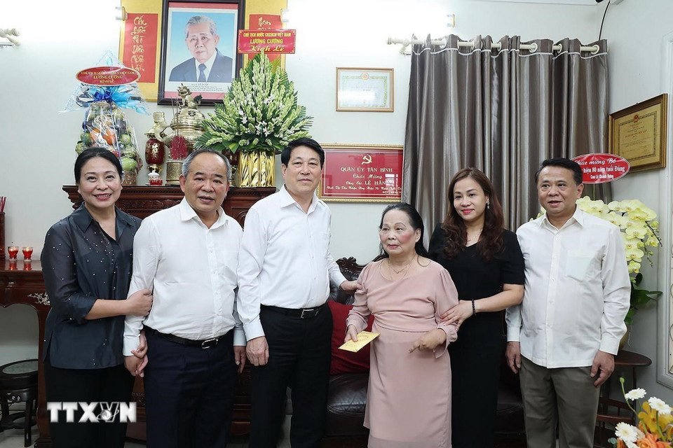 Chủ tịch nước Lương Cường với thân nhân Tổng Bí thư Lê Duẩn. (Ảnh: Lâm Khánh/TTXVN)