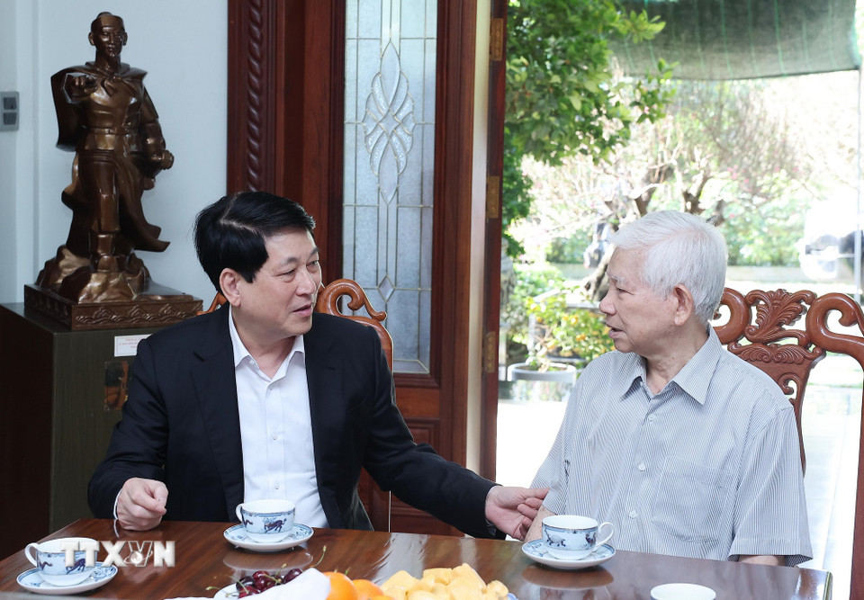 Chủ tịch nước Lương Cường thăm hỏi, chúc Tết nguyên Chủ tịch nước Nguyễn Minh Triết. (Ảnh: Lâm Khánh/TTXVN)