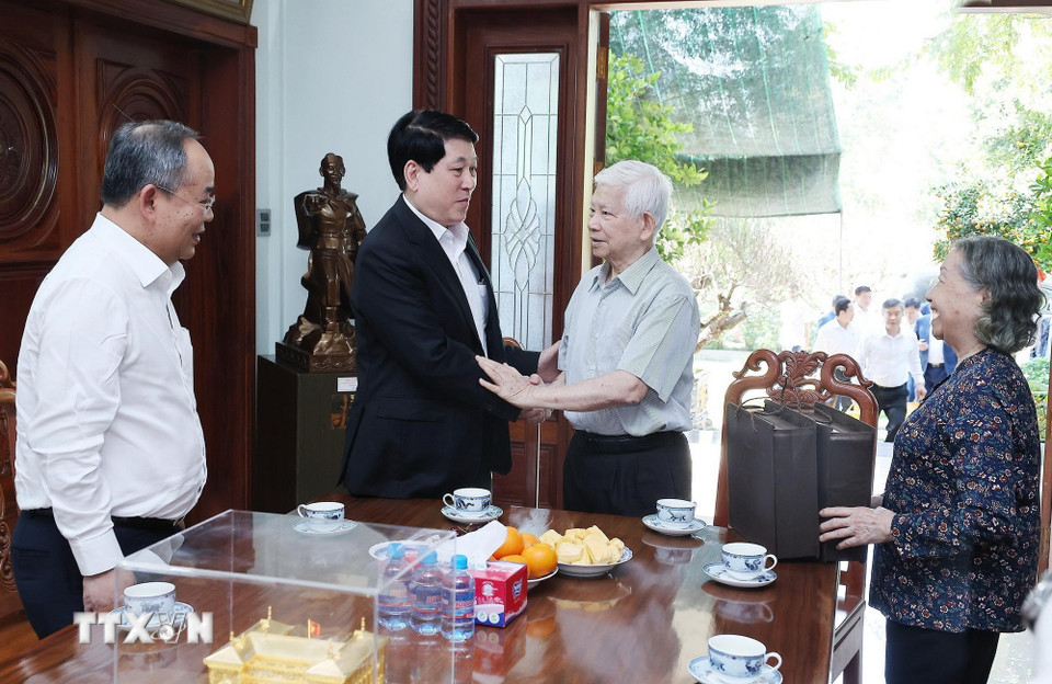 Chủ tịch nước Lương Cường thăm hỏi, chúc Tết nguyên Chủ tịch nước Nguyễn Minh Triết. (Ảnh: Lâm Khánh/TTXVN)