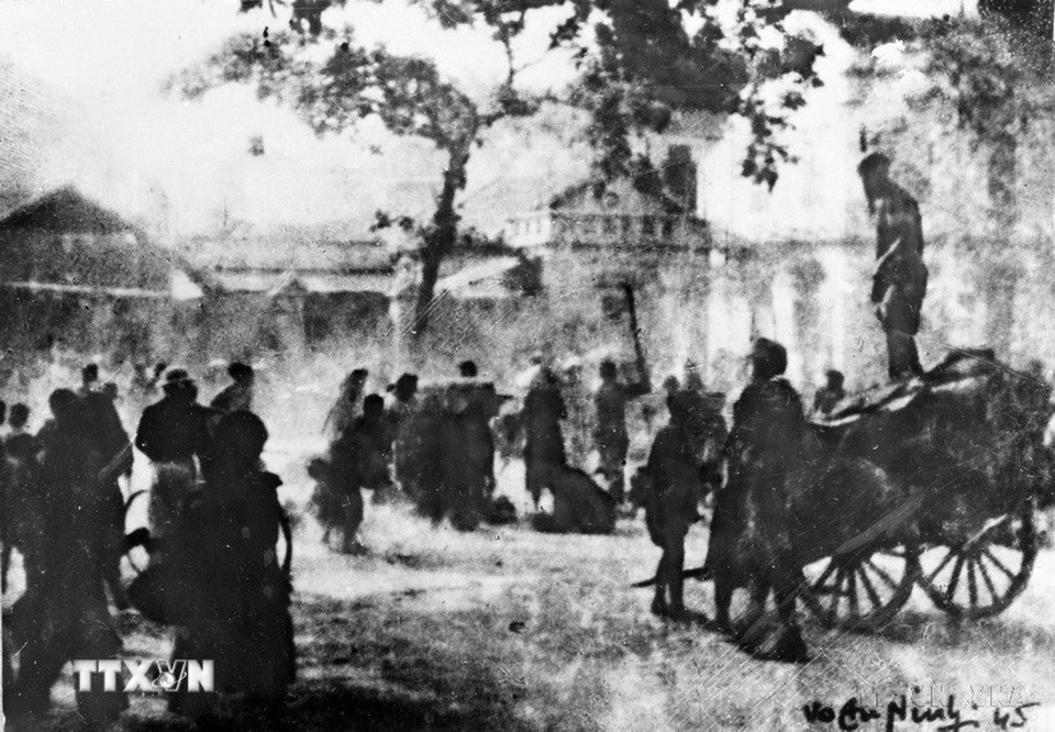 Ngày 9/3/1945, Nhật đảo chính Pháp, độc chiếm Đông Dương, Ban Thường vụ Trung ương Đảng ra chỉ thị “Nhật-Pháp bắn nhau và hành động của chúng ta”. Thực hiện Chỉ thị, một cao trào cách mạng đã xuất hiện ở nhiều nơi; khu giải phóng Việt Bắc gồm 6 tỉnh được thành lập kêu gọi đồng bào dũng cảm tiến lên dưới ngọn cờ của Việt Minh hãy “đem sức ta mà tự giải phóng cho ta”. Trong ảnh: Nhân dân ở nhiều địa phương nổi dậy đánh chiếm kho thóc Nhật để cứu đói. (Ảnh: TTXVN)