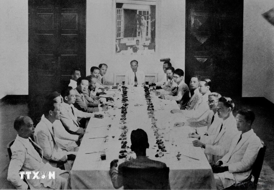 Ngày 3/9/1945, Chính phủ lâm thời đã họp phiên đầu tiên, đặt ra những vấn đề cấp bách, trong đó quyết tâm chiến đấu với “giặc đói”, “giặc dốt”, nhanh chóng tiến hành cuộc Tổng tuyển cử với chế độ phổ thông đầu phiếu để từ đó soạn thảo một bản Hiến pháp cho nước Việt Nam Dân chủ Cộng hòa mới ra đời. (Ảnh: TTXVN)