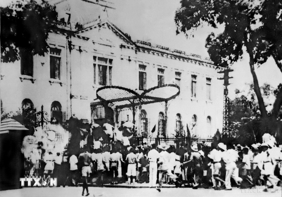Cách mạng Tháng Tám diễn ra và thắng lợi chỉ trong khoảng 2 tuần lễ, nhưng Đảng ta đã mất 15 năm để chuẩn bị cho chiến thắng lịch sử này, trong đó có việc xây dựng lực lượng chính trị quần chúng – nhân tố đóng một vai trò rất quan trọng cho sự thành công của cuộc cách mạng. Trong ảnh: Ngày 19/8/1945, sau cuộc mít tinh tại Quảng trường Nhà hát lớn, quần chúng nhân dân Thủ đô đã đánh chiếm Bắc Bộ phủ, cơ quan đầu não của chính quyền tay sai Pháp ở Bắc Bộ. (Ảnh: TTXVN)