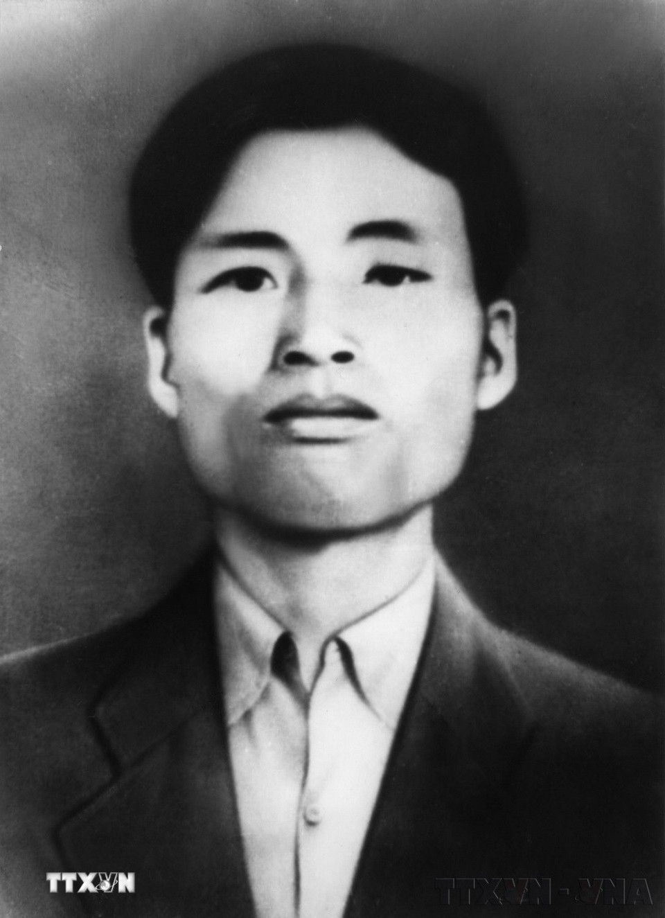Tổng Bí thư Nguyễn Văn Cừ (1938-1940). Tháng 3/1938, tại Hội nghị Ban chấp hành Trung ương Đảng họp quyết định thành lập Mặt trận thống nhất dân chủ, đồng chí Nguyễn Văn Cừ được bầu làm Tổng Bí thư thay đồng chí Hà Huy Tập. Ngày 18/1/1940, Nguyễn Văn Cừ bị địch bắt tại Sài Gòn và ngày 28/8/1941, đồng chí bị thực dân Pháp xử bắn tại pháp trường Bà Điểm. (Ảnh: TTXVN)