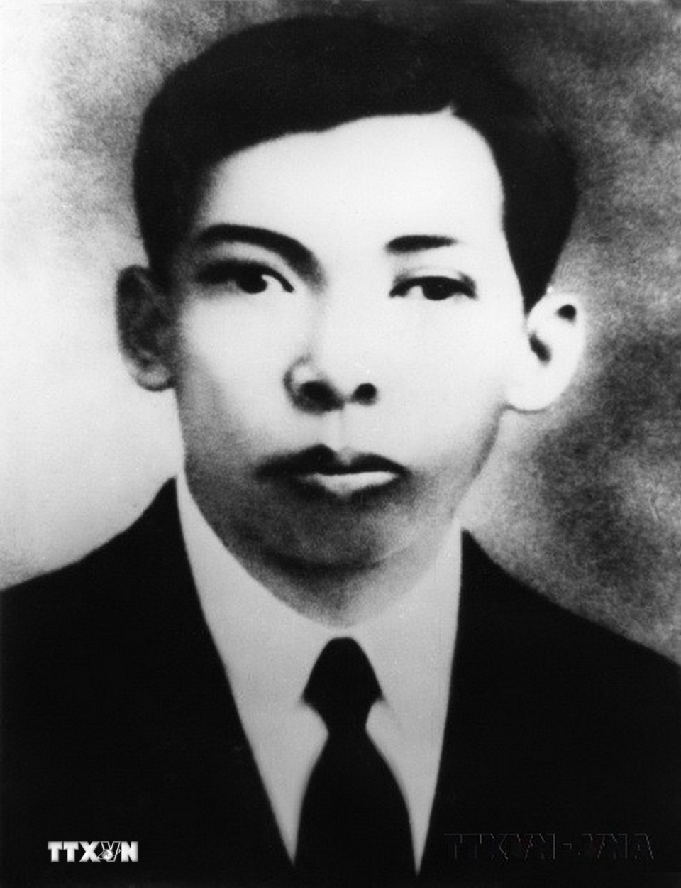 Đồng chí Trần Phú, Tổng Bí thư đầu tiên của Đảng Cộng sản Việt Nam. Ngày 19/4/1931, đồng chí Trần Phú bị địch bắt tại Sài Gòn và qua đời trong tù ngày 6/9/1931. Trước khi mất, đồng chí Trần Phú dặn lại các đồng chí của mình: "Hãy giữ vững chí khí chiến đấu". Câu nói đó của người Tổng Bí thư đầu tiên của Đảng mới 27 tuổi đời đã trở thành một vũ khí mà mỗi người Việt Nam yêu nước mang theo để xông vào quân thù, vượt qua những khó khăn trên con đường cách mạng. (Ảnh: Tư liệu TTXVN)